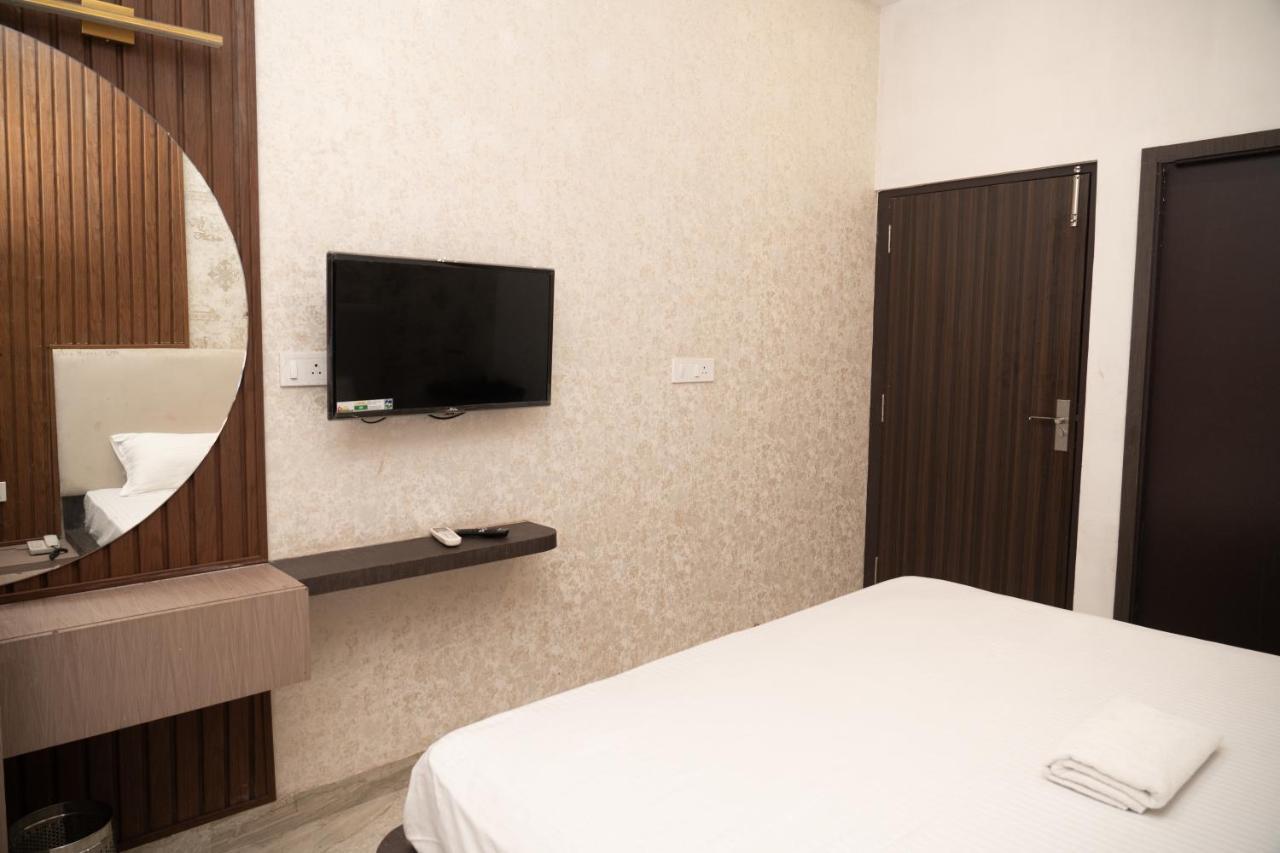 Holy Land Hotel Varanasi Ngoại thất bức ảnh
