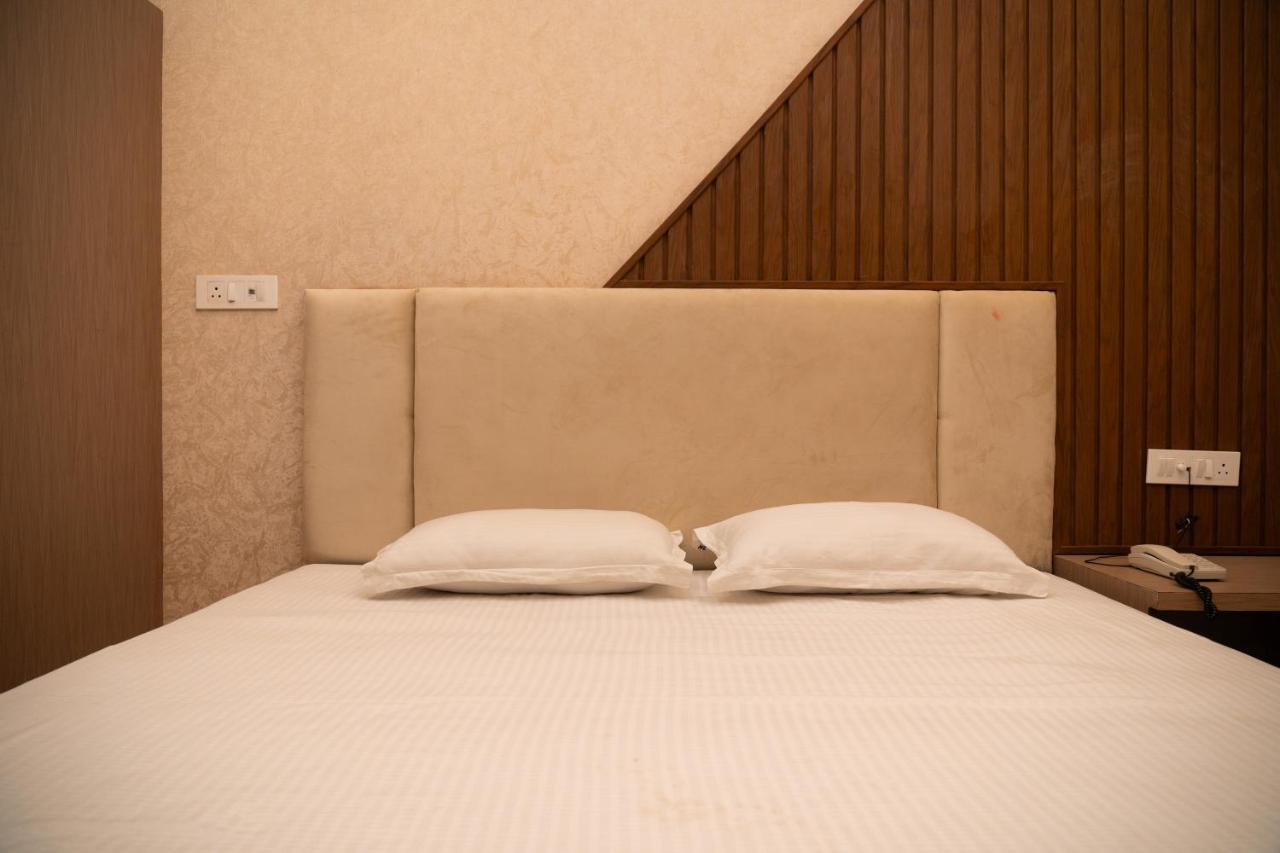 Holy Land Hotel Varanasi Ngoại thất bức ảnh