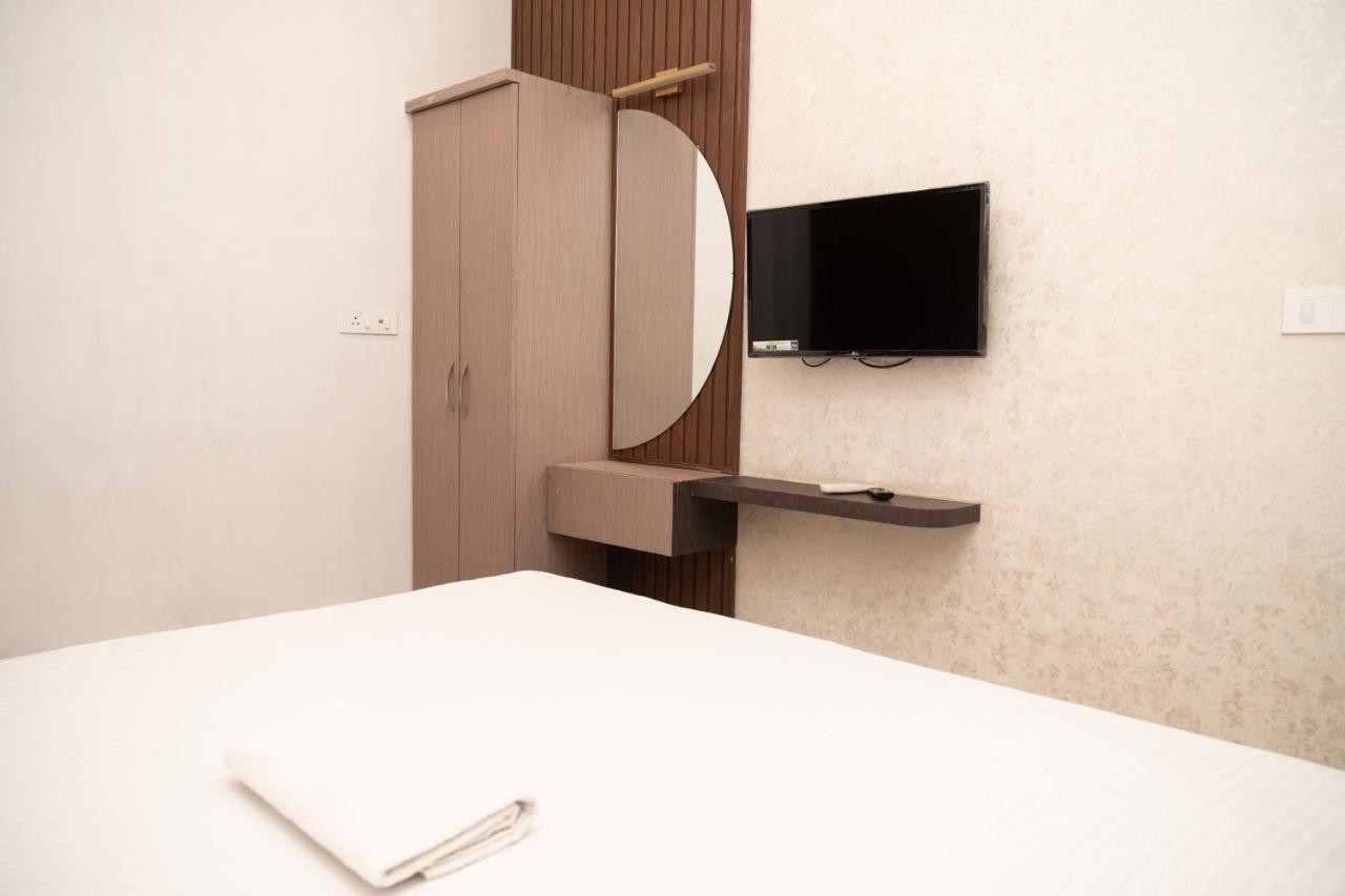 Holy Land Hotel Varanasi Ngoại thất bức ảnh